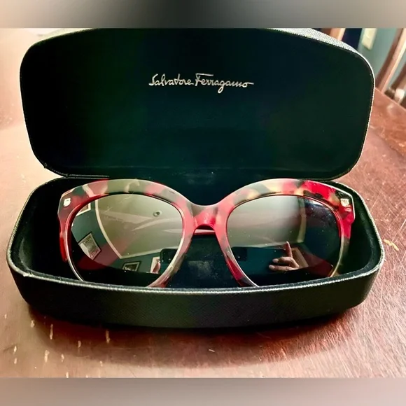 Salvatore Ferragamo Red/Black/Gold Tortoiseshell oversized Sunglasses - Picture 4 of 15